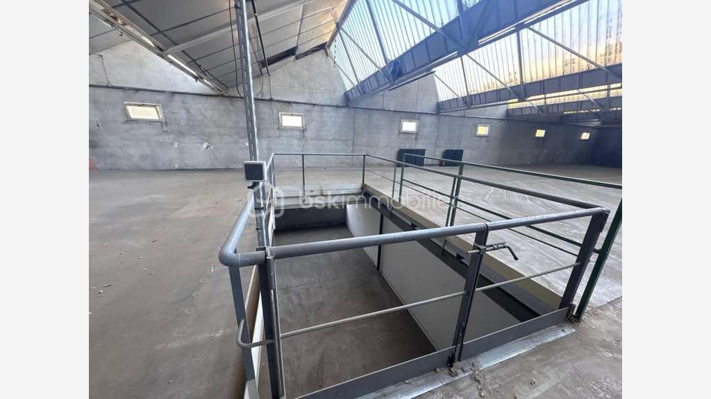 Local d'activité de 540m² à louer à Craponne