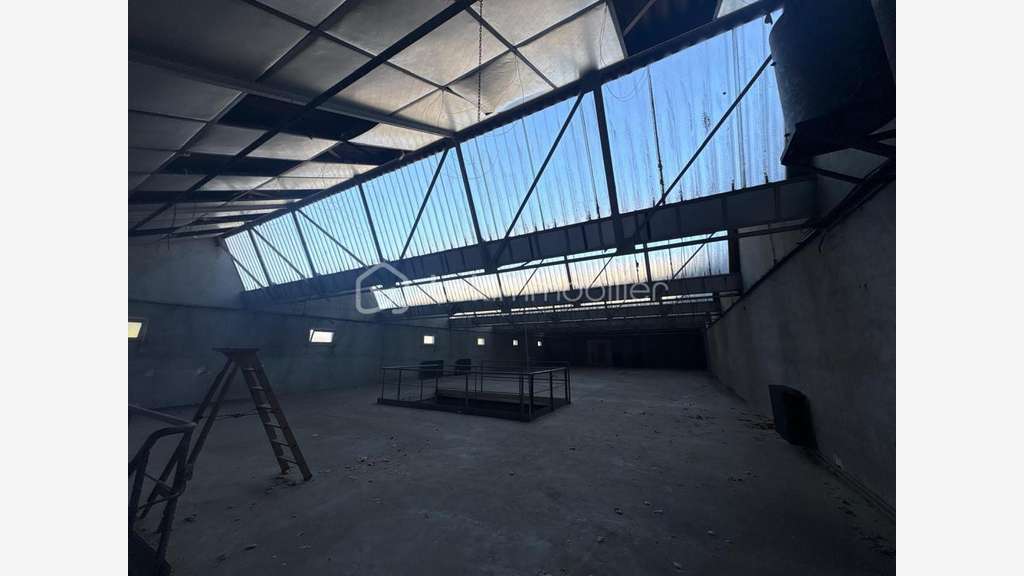Local d'activité de 540m² à louer à Craponne