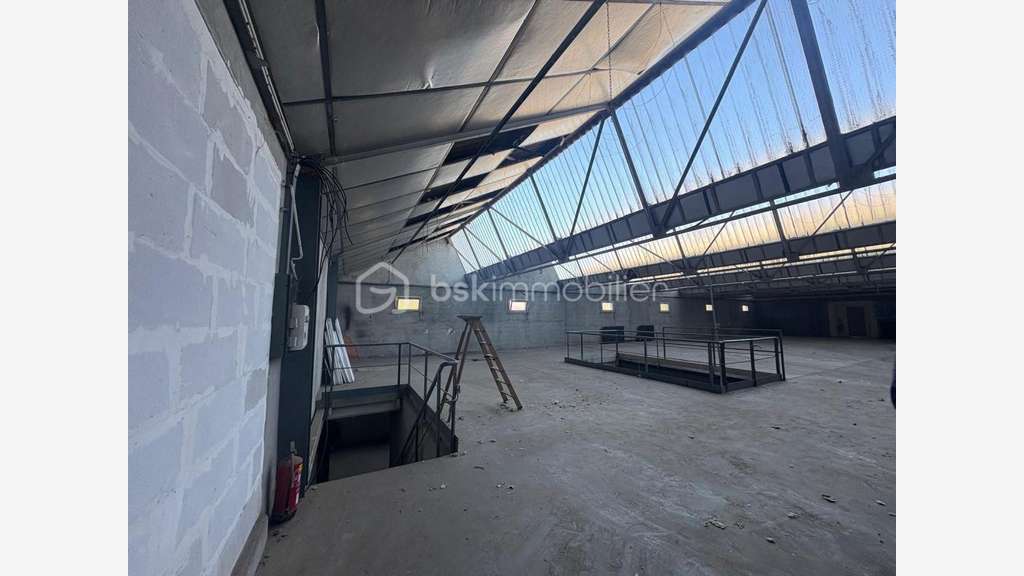 Local d'activité de 540m² à louer à Craponne