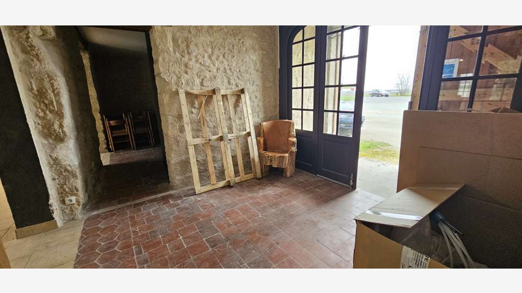 A louer local commercial 100m² à Creil Rte Senlis