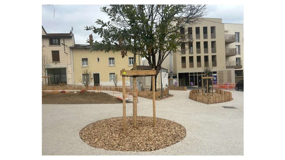 Local/bureau 74m² à louer à Crepieux la Pape (69)