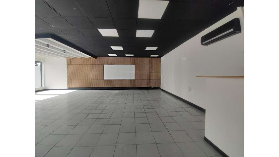 A louer local commercial 90m² à Creysse centre