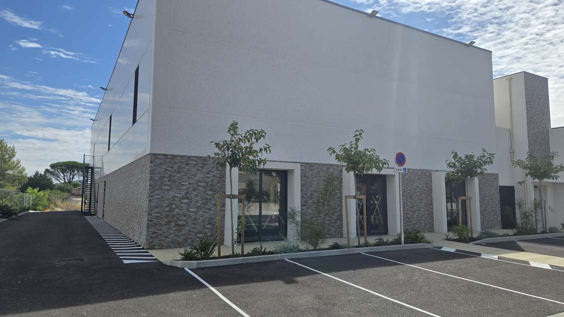 A louer local commercial 550m² axe passant Cuers