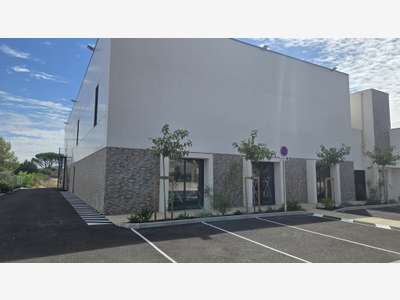 A louer local commercial 550m² axe passant Cuers