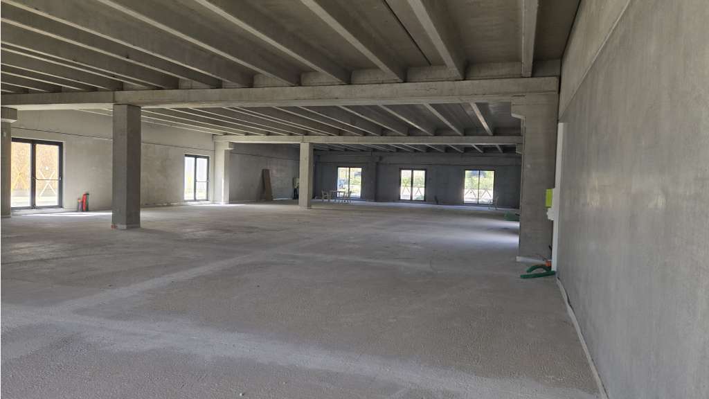 A louer local commercial 550m² axe passant Cuers