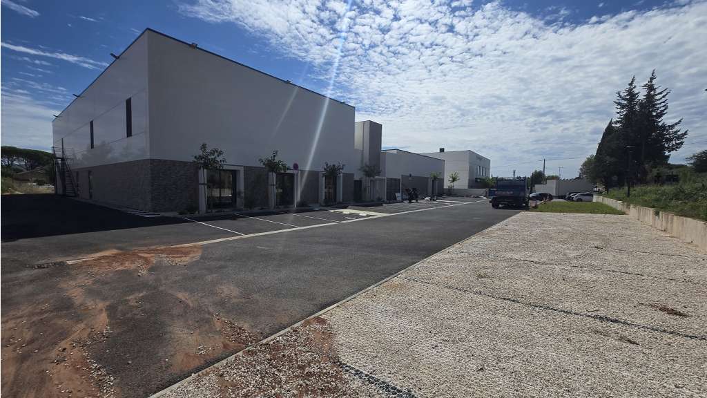 A louer local commercial 550m² axe passant Cuers