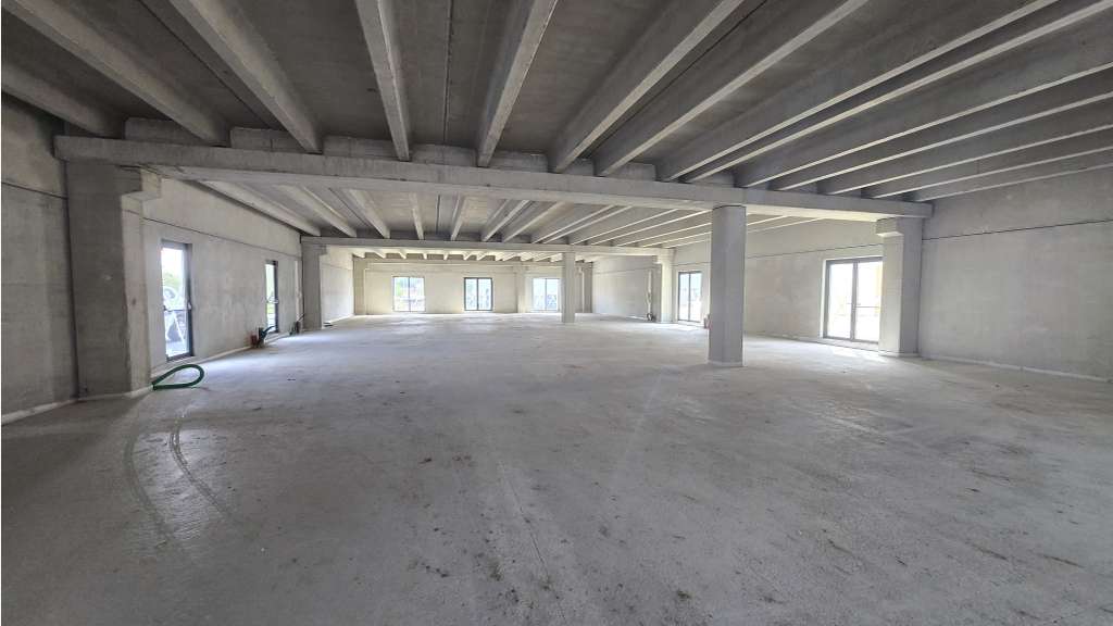 A louer local commercial 550m² axe passant Cuers