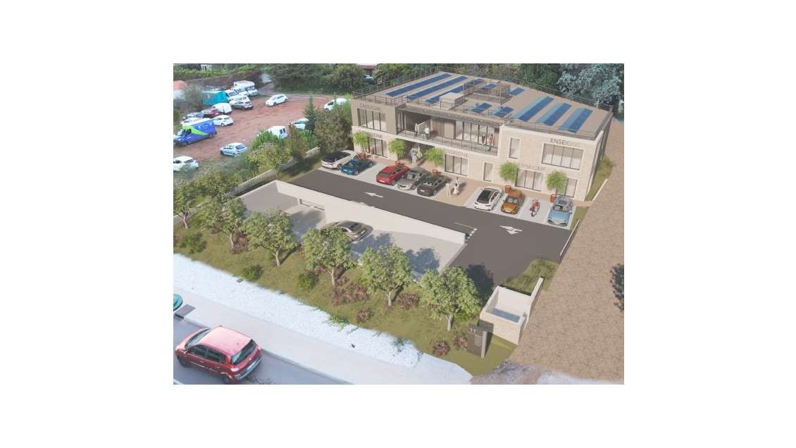 A louer local commercial 448m² axe pénétrant Cuers