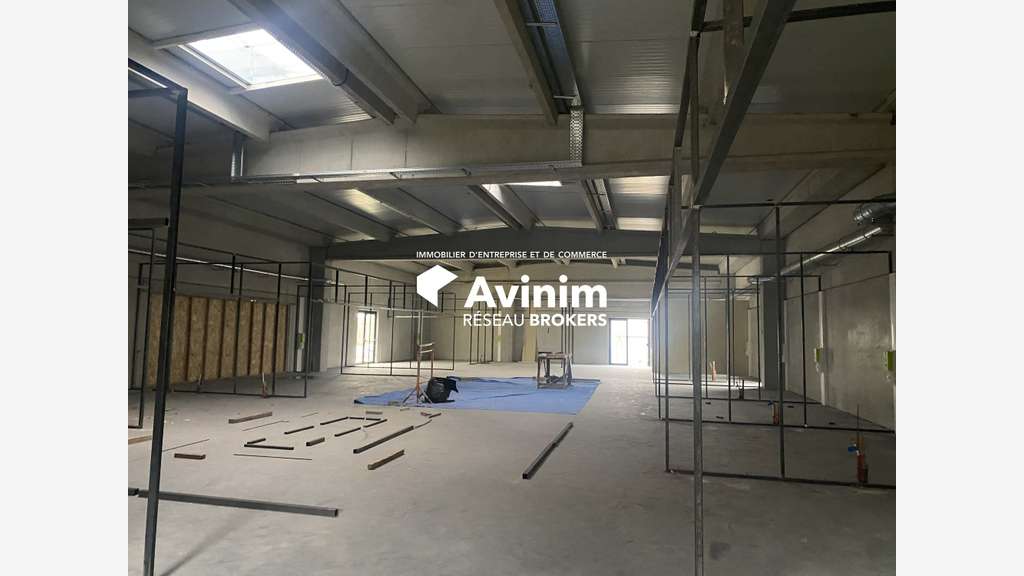 Local commercial avec sous sol de 482m² a Cuers