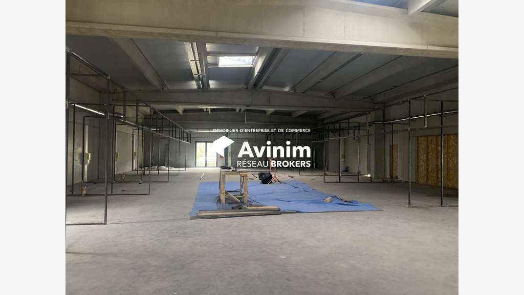 Local commercial avec sous sol de 482m² a Cuers