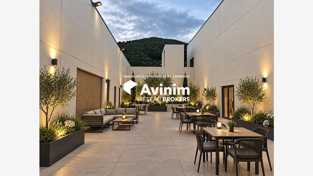 Local commercial avec sous sol de 482m² a Cuers