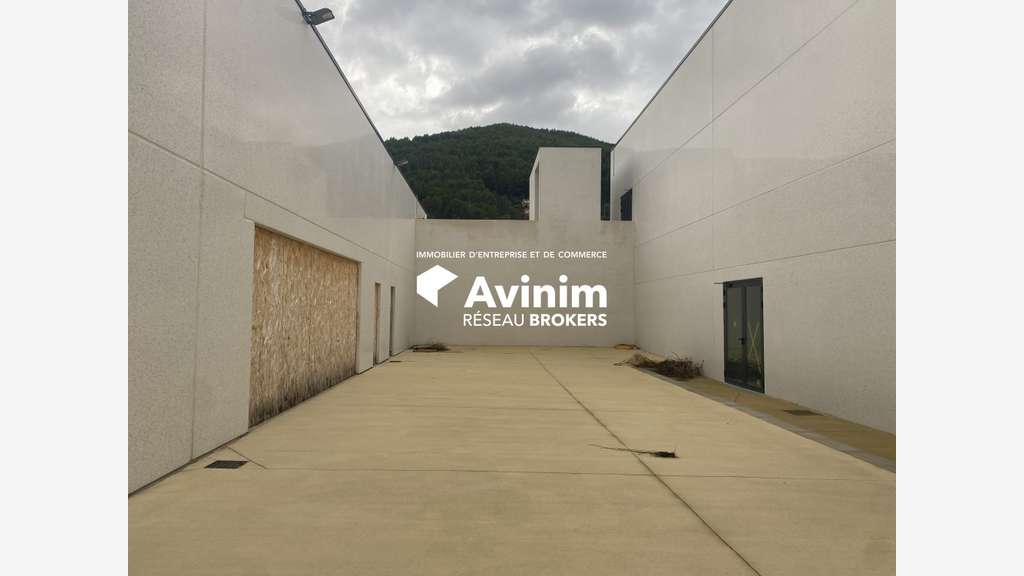 Local commercial avec sous sol de 482m² a Cuers