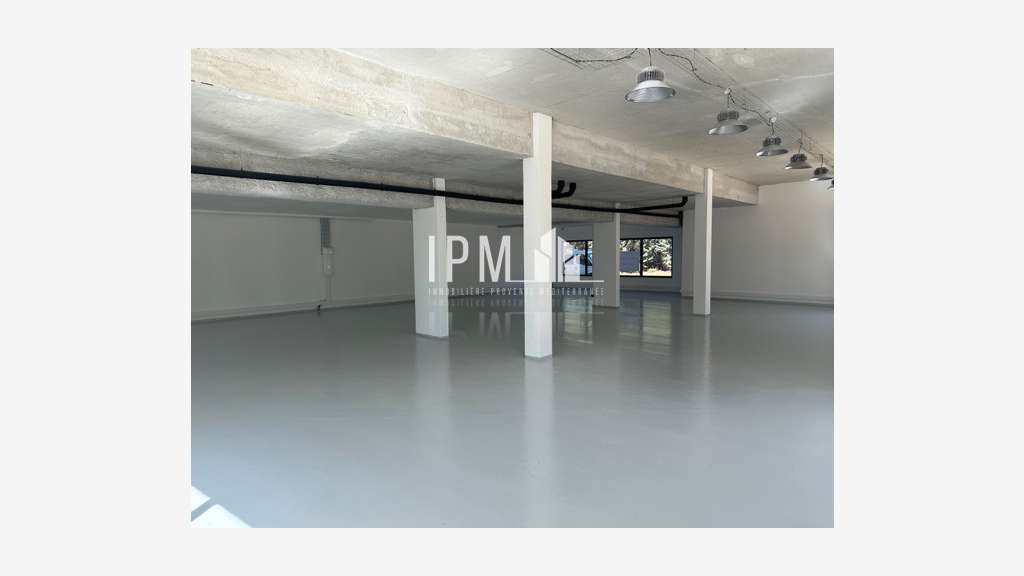 Local commercial 290m² divisible à louer à Cuges