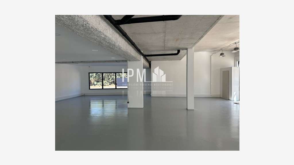Local commercial 290m² divisible à louer à Cuges