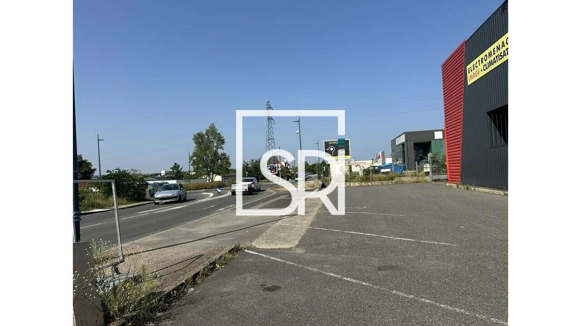 Local 357m² à louer belle visibilité à Cusset 