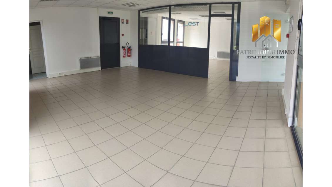 Bureau/Local commercial/professionnel à louer à D