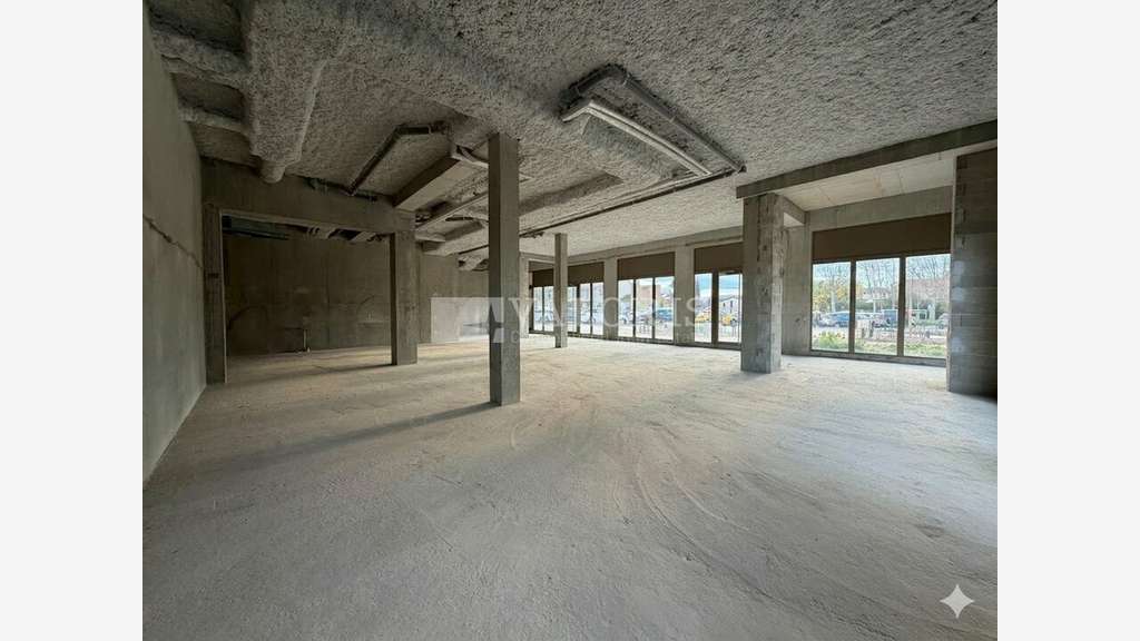 Local commercial 178m² à louer à Dardilly