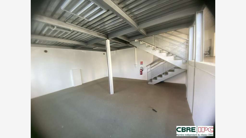 A louer local commercial lumineux 300m² centre Dax