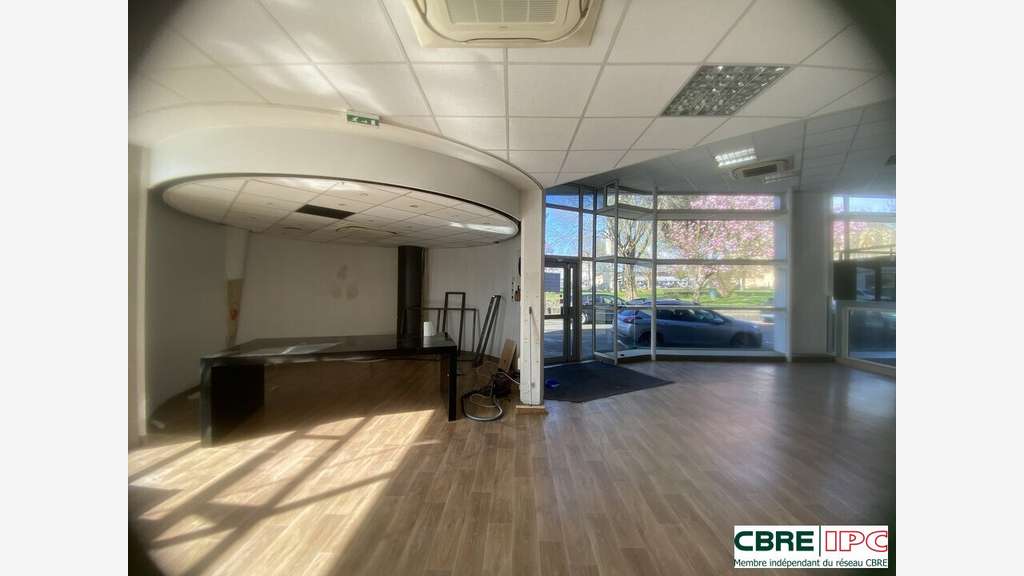 A louer local commercial lumineux 300m² centre Dax