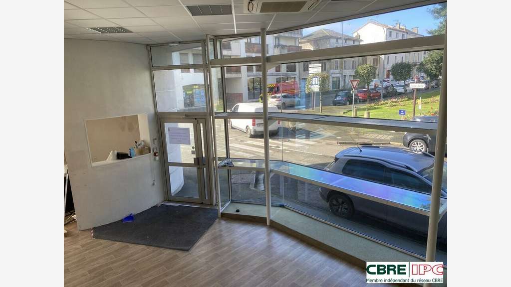 A louer local commercial lumineux 300m² centre Dax