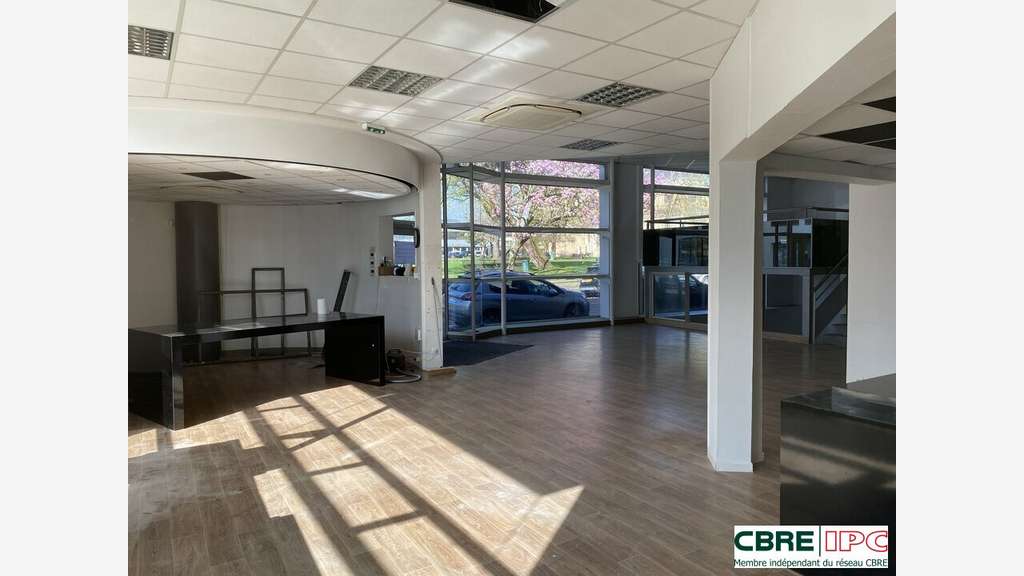 A louer local commercial lumineux 300m² centre Dax