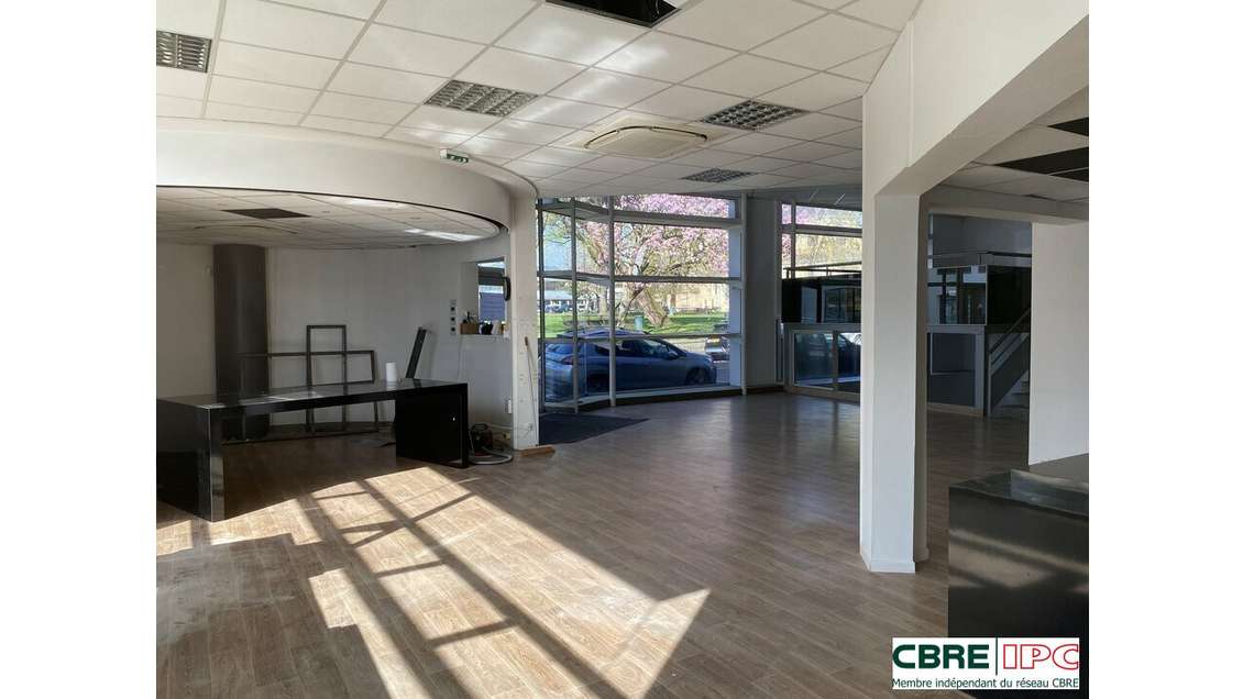 A louer local commercial lumineux 300m² centre Dax