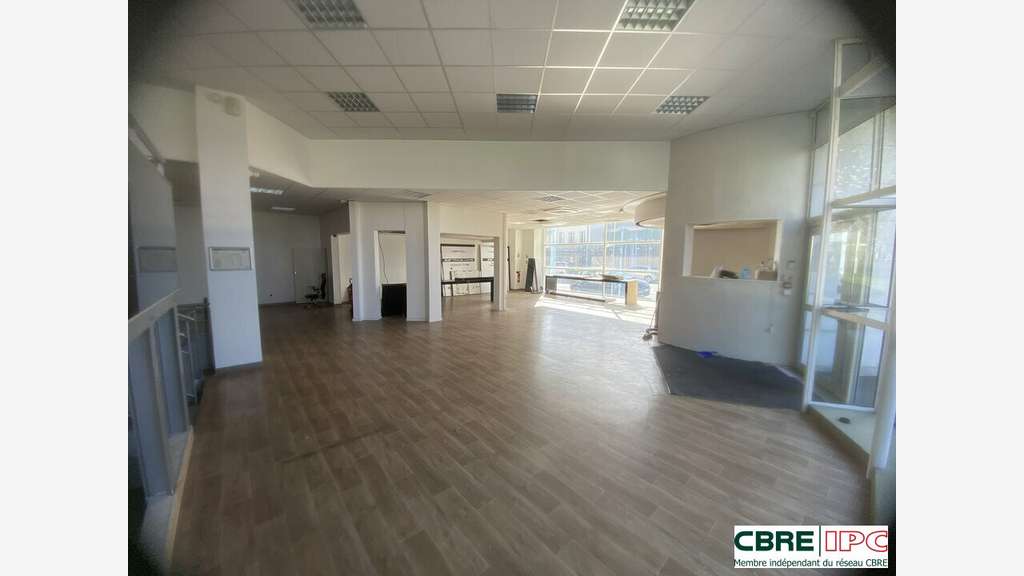 A louer local commercial lumineux 300m² centre Dax