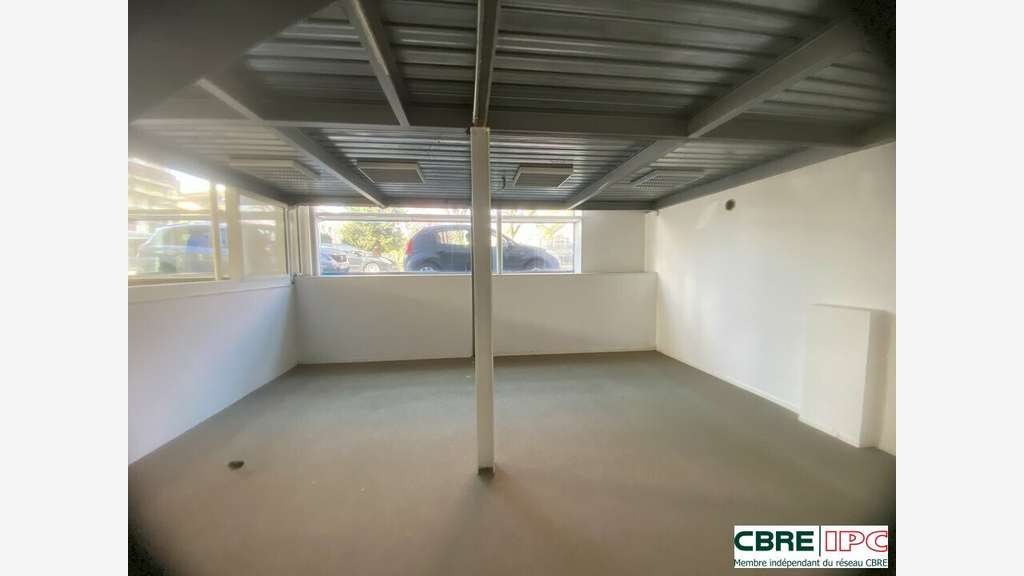 A louer local commercial lumineux 300m² centre Dax