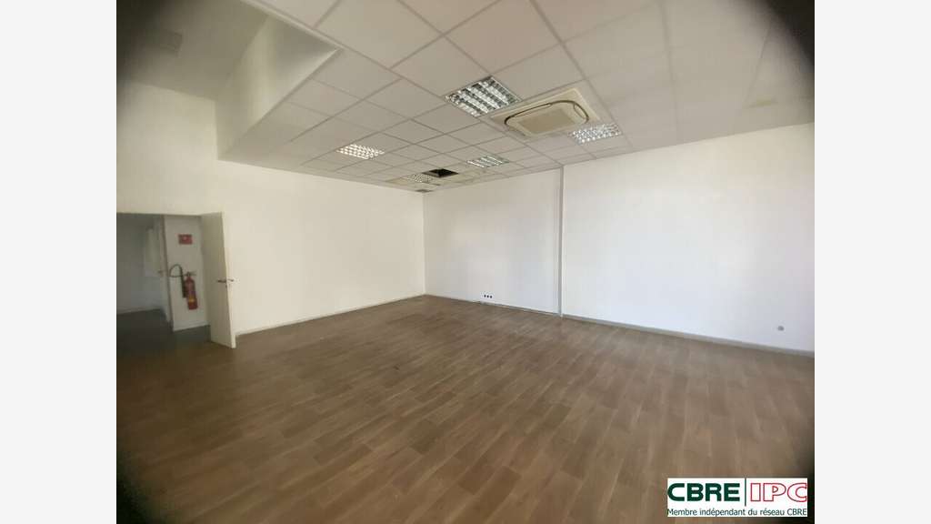 A louer local commercial lumineux 300m² centre Dax
