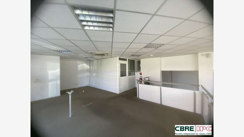 A louer local commercial lumineux 300m² centre Dax
