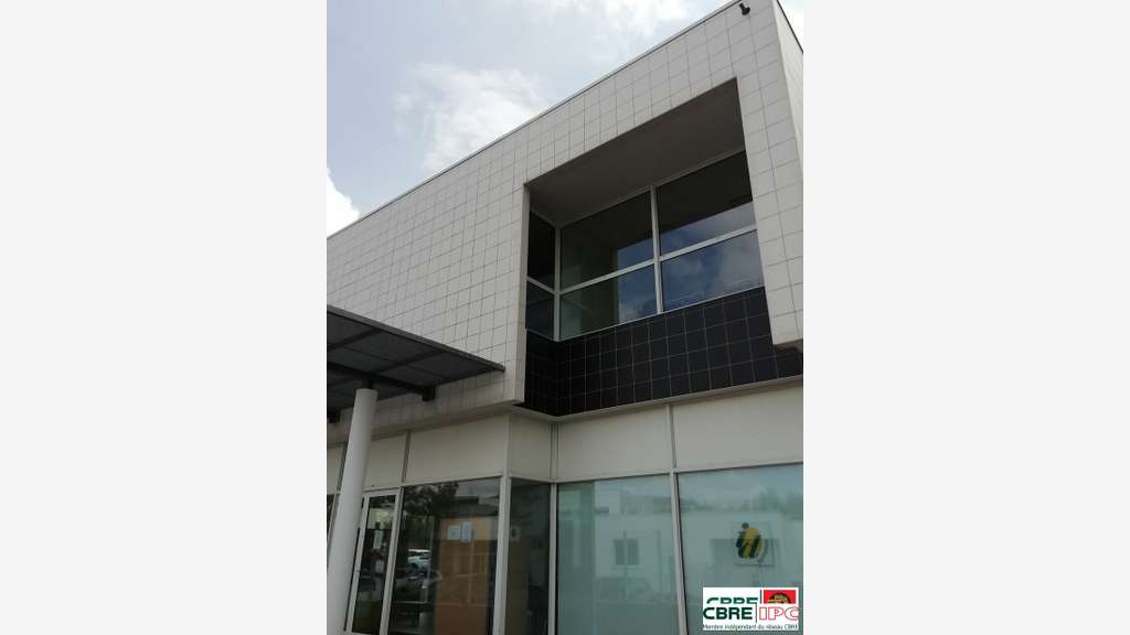 A louer local commercial de 124m² à Dax Sablar