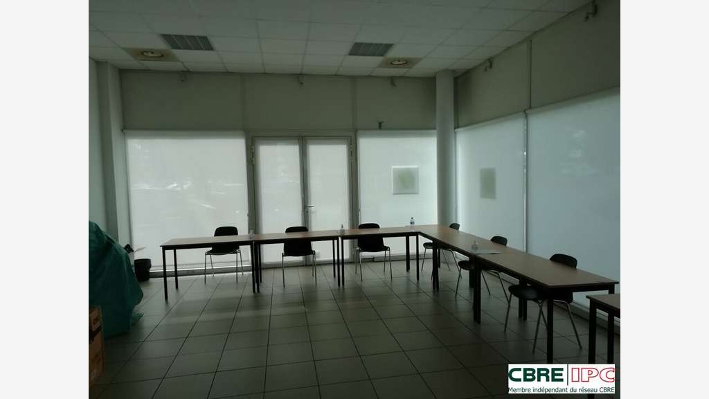 A louer local commercial de 124m² à Dax Sablar