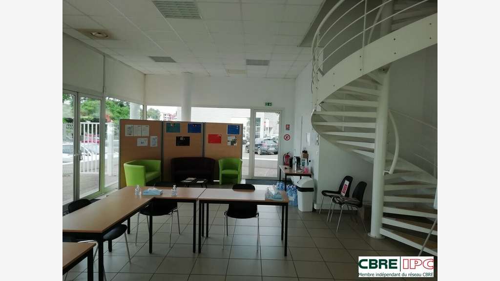 A louer local commercial de 124m² à Dax Sablar
