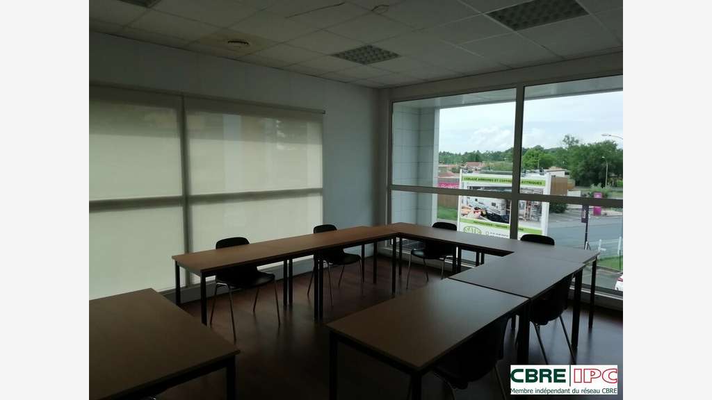 A louer local commercial de 124m² à Dax Sablar