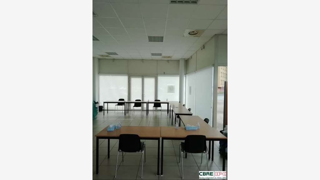 A louer local commercial de 124m² à Dax Sablar