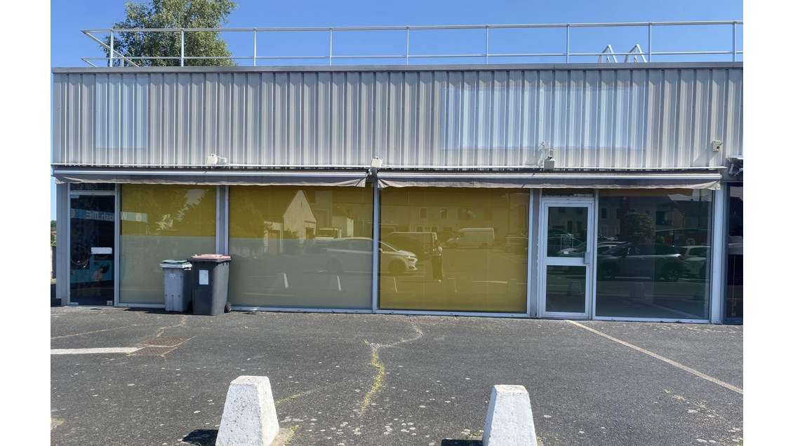 Location local commercial 76m² à Désertines 