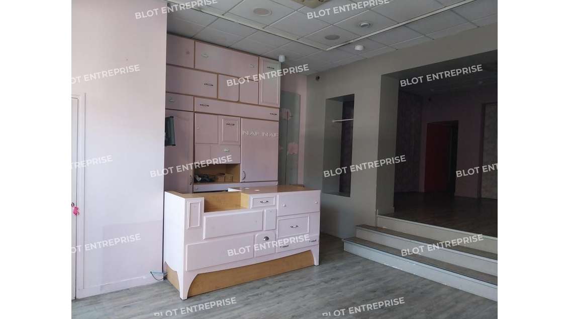 A LOUER - LOCAUX COMMERCIAUX - DINAN Centre-ville