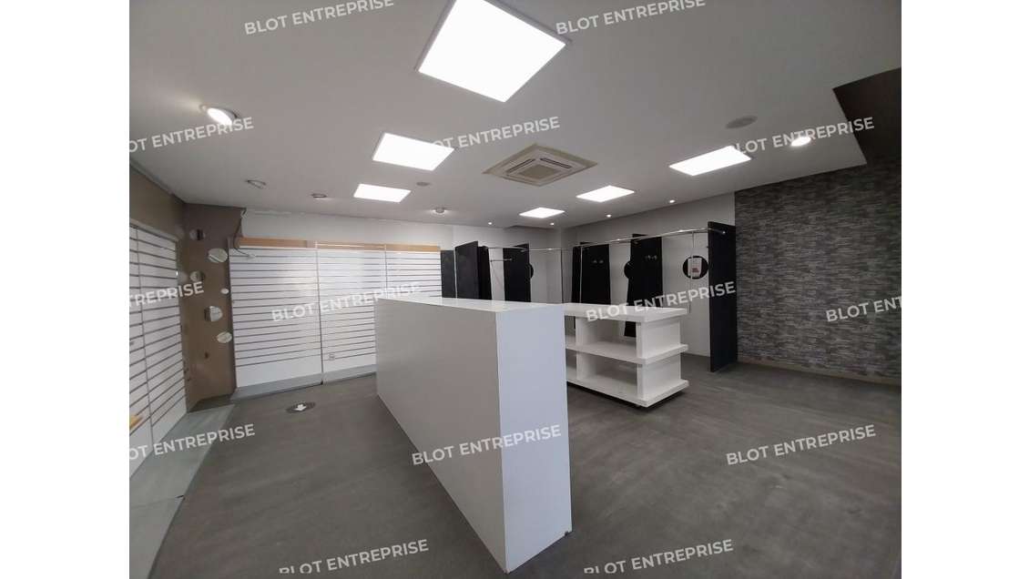 A LOUER - LOCAL COMMERCIAL - DINAN -84 m²