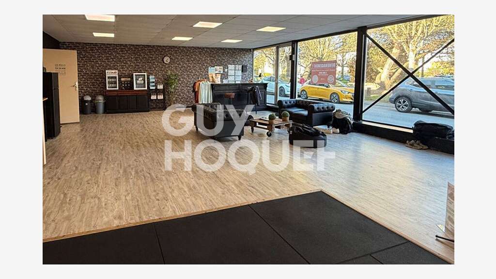 A louer local commercial 430m² + réserve à Dinan