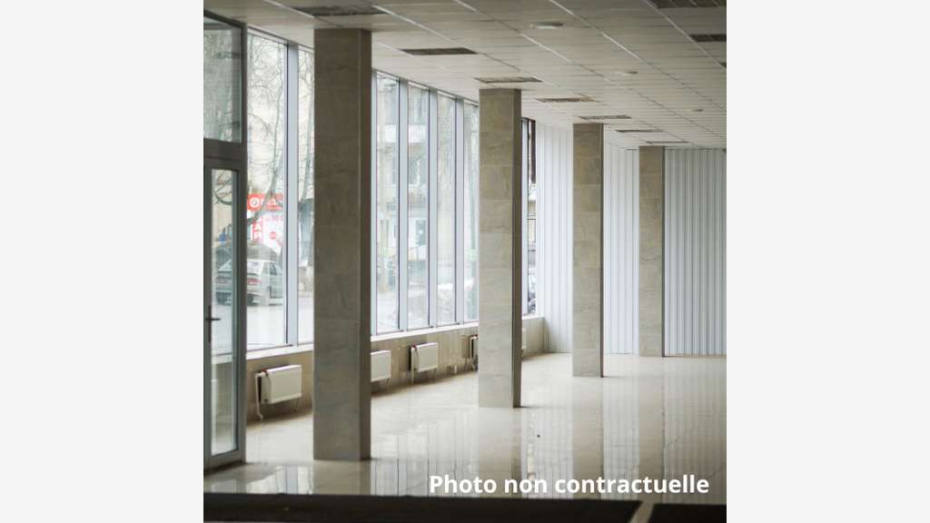 A louer cellule commerciale 300m² en ZAC à Dole
