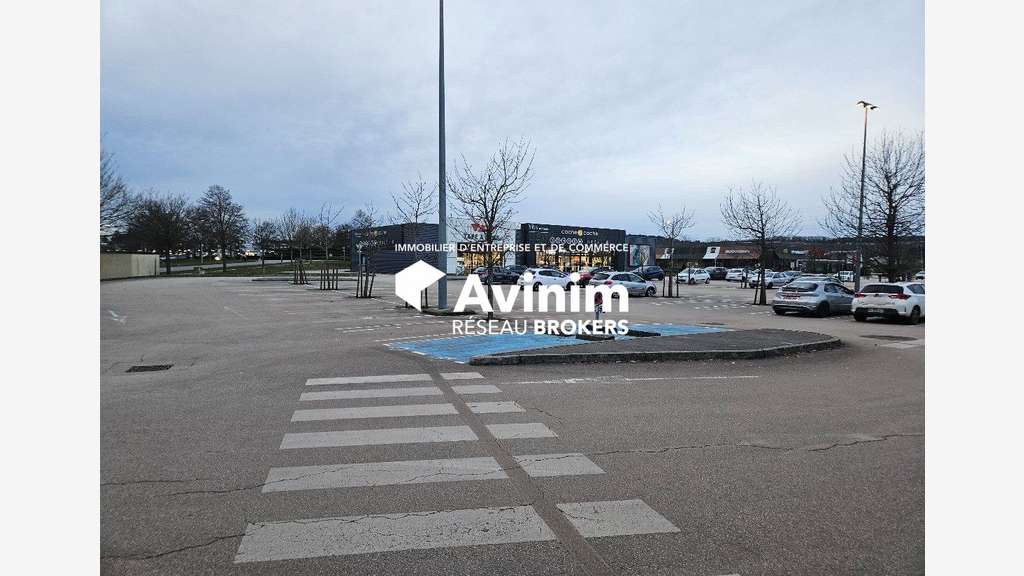A louer local commercial 1038m² Zone Les Epenottes