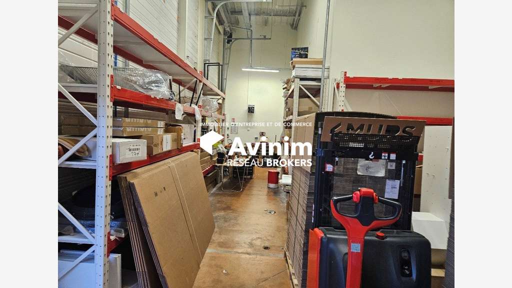 A louer local commercial 1038m² Zone Les Epenottes