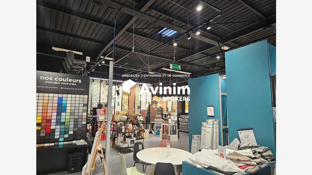 A louer local commercial 1038m² Zone Les Epenottes