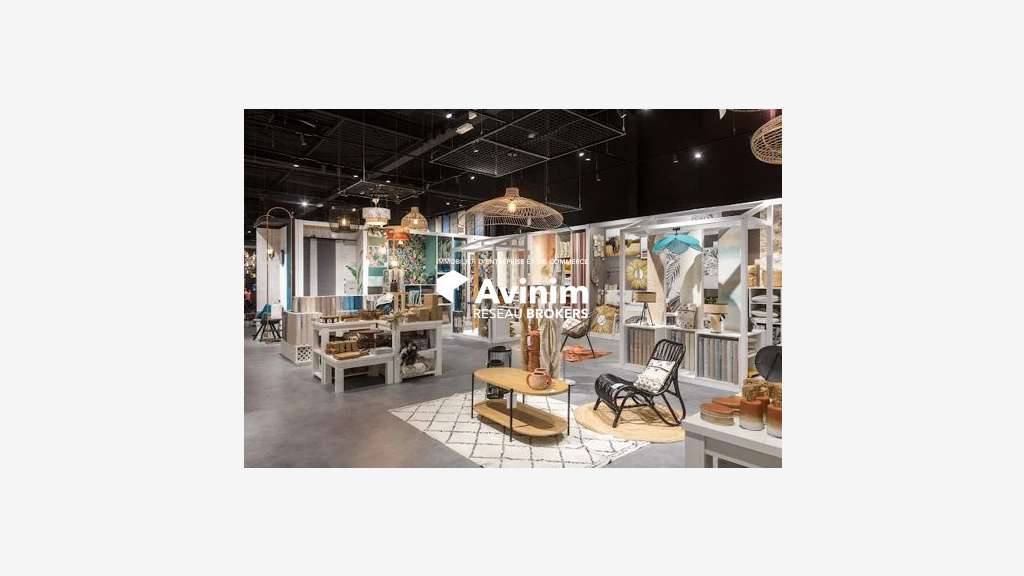 A louer local commercial 1038m² Zone Les Epenottes