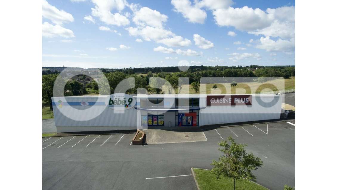 Local commercial 630m² à louer à Domérat