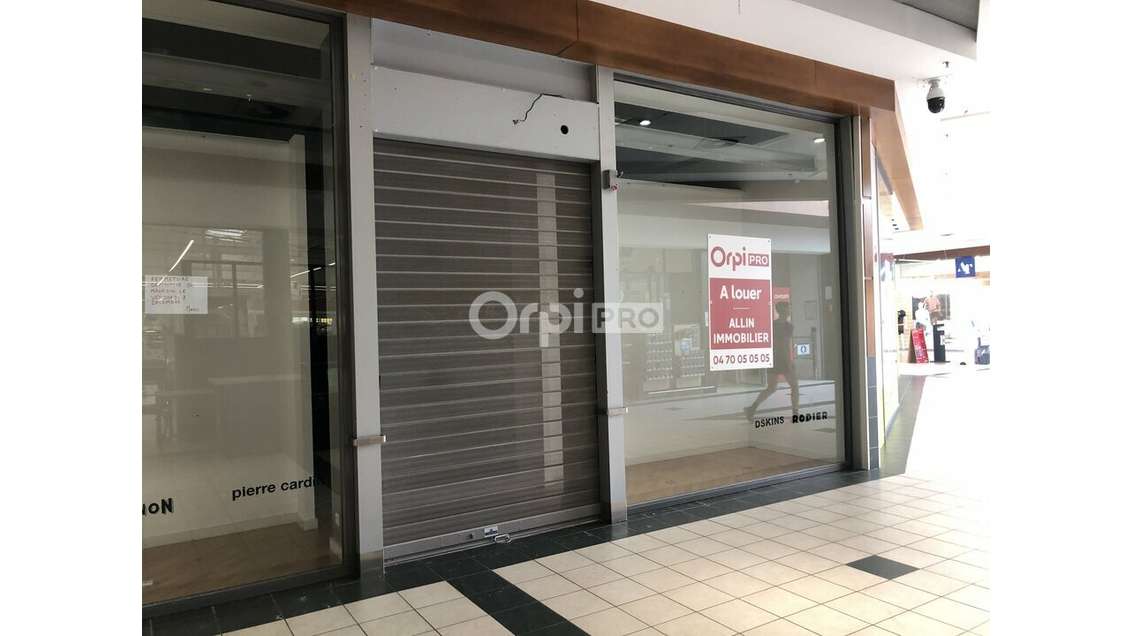 A louer local 141m² en galerie marchande à Domérat
