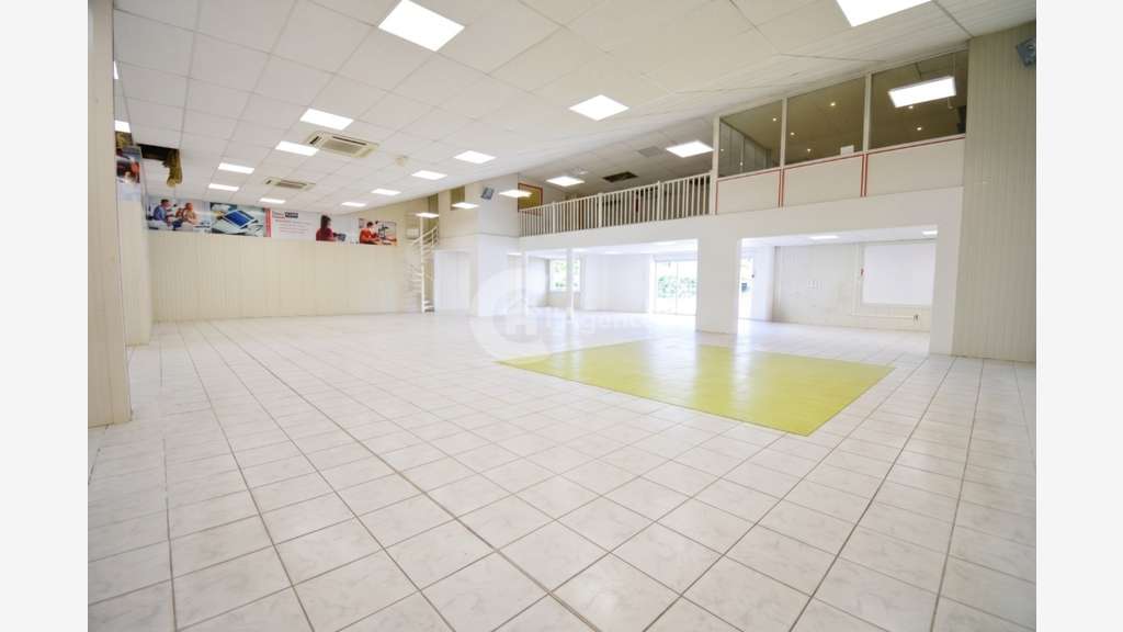Loue local commercial 420m² empl N°1 à Draguignan