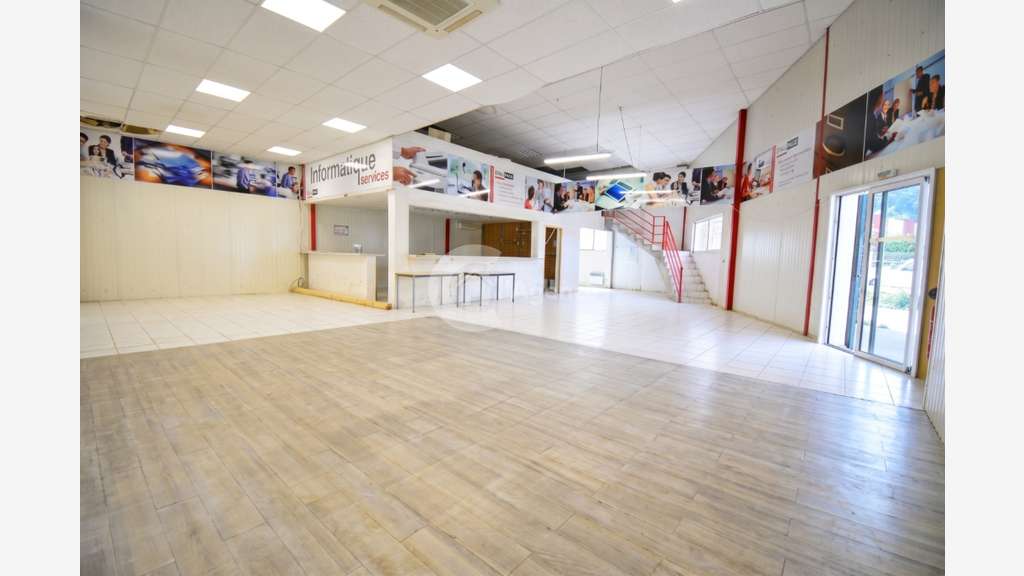 Loue local commercial 420m² empl N°1 à Draguignan