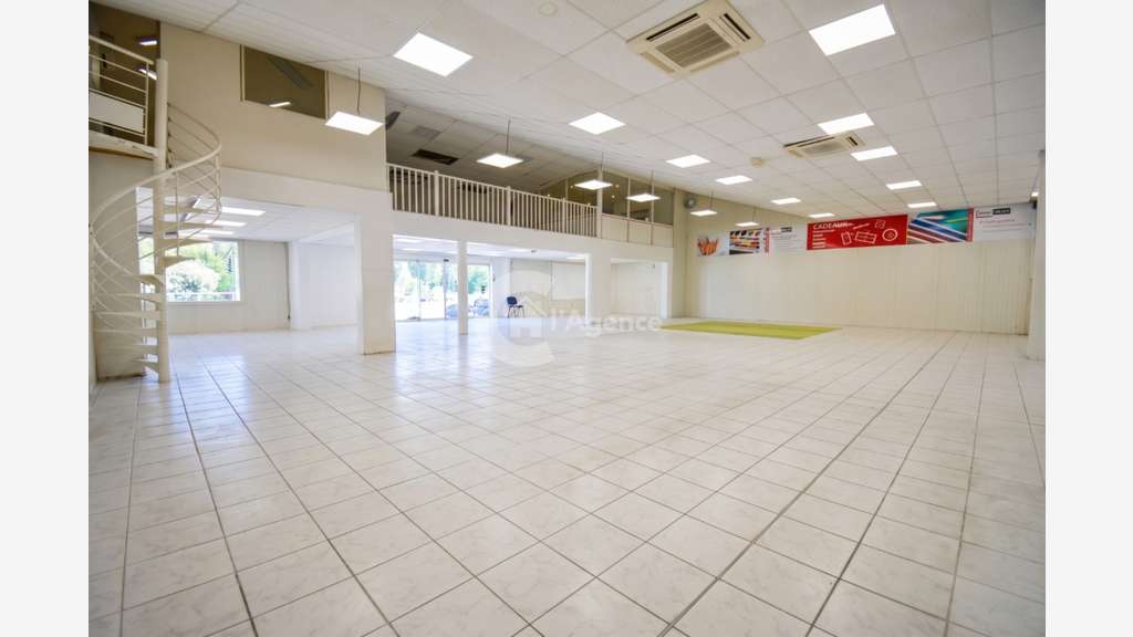 Loue local commercial 420m² empl N°1 à Draguignan