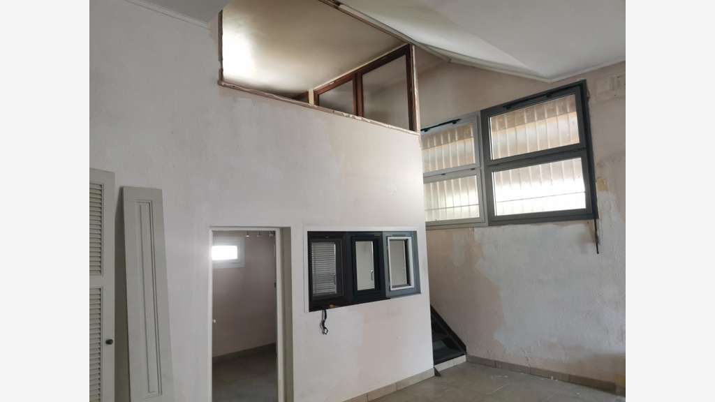 Loue local commercial 180m² avec cour à Draguignan